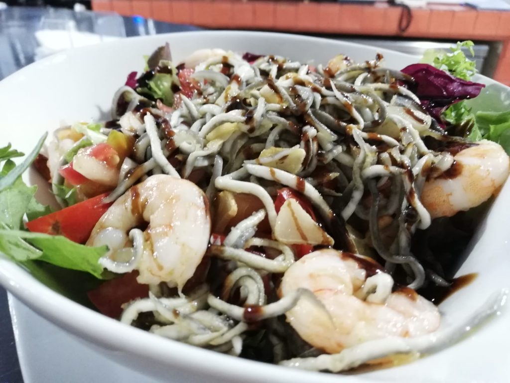 ensalada de gulas y gambas